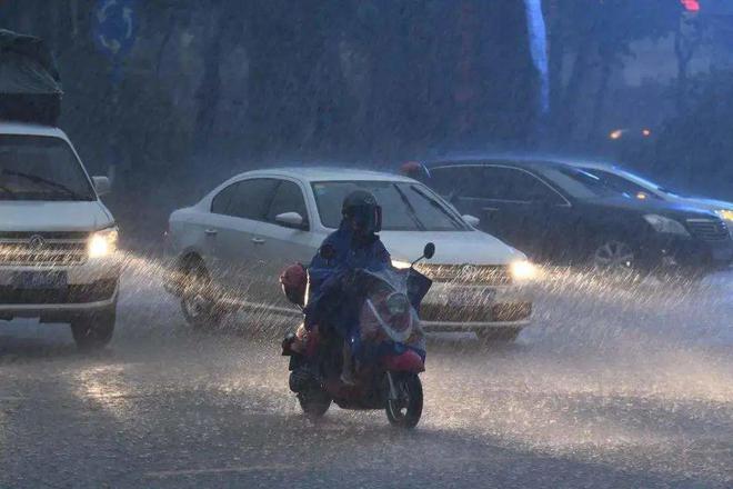 开“船”出行！长春遭遇暴雨袭击，马路瞬间变成小“河流”, 你怎么看「长春遭遇强对流天气」 蒸馏水